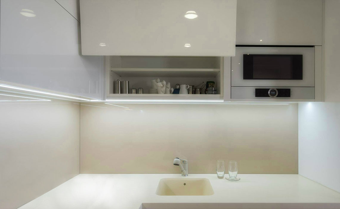 Moć bijele boje- Moderna i praktična kuhinja koja čini da se prostor doima većim. /Privatni stan)